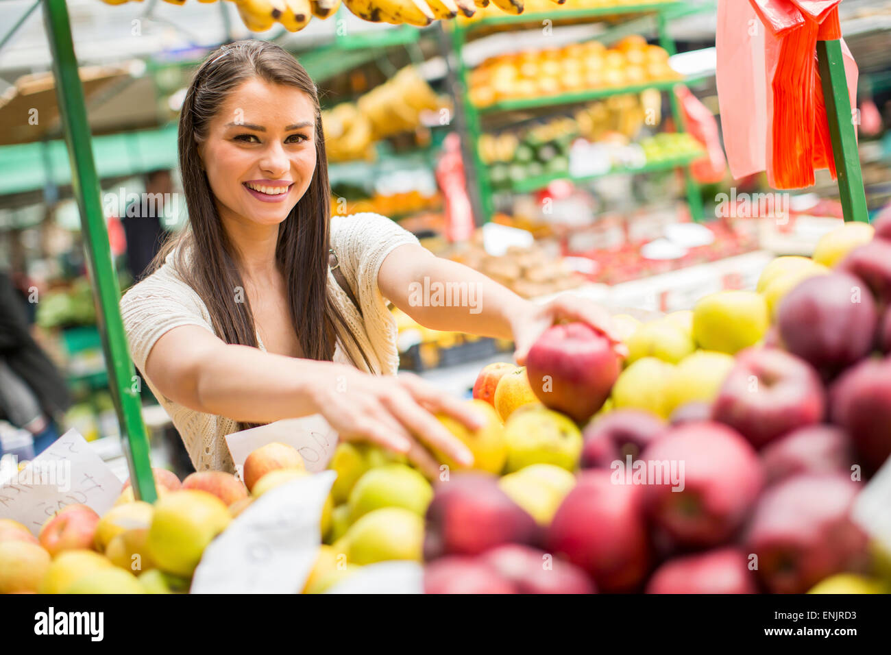 Giovane donna sul mercato Foto Stock