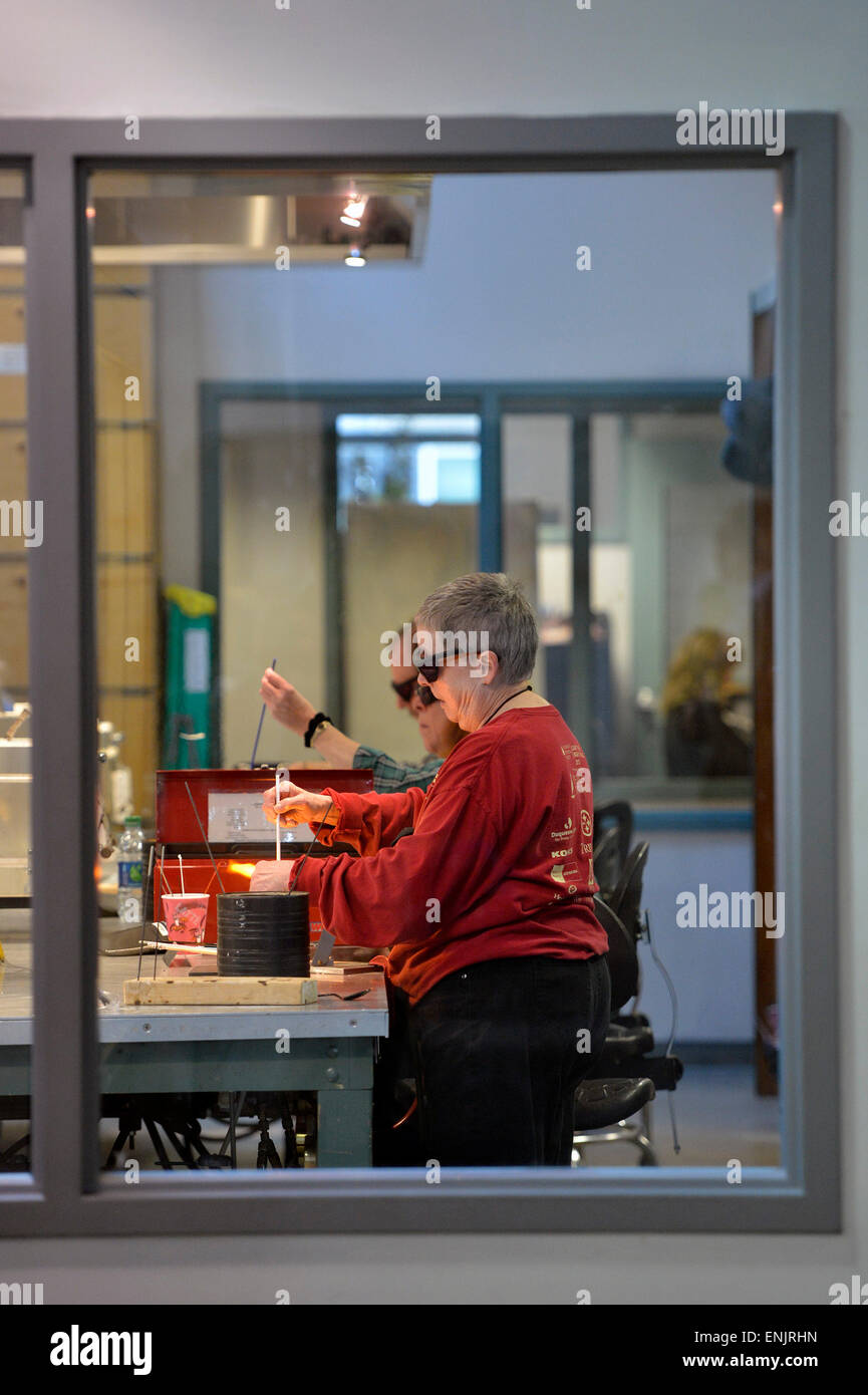 Corning, STATI UNITI D'AMERICA. Il 6 maggio, 2015. I visitatori a saperne di fare opere in vetro presso il Museo di Corning di vetro Corning dello Stato di New York, Stati Uniti, 6 maggio 2015. Dedicato all'arte, della storia e della scienza del vetro, il Museo di Corning di vetro è stata fondata nel 1951 da Corning Glass Works e attualmente ha una collezione di più di 45.000 oggetti in vetro, alcune delle quali sono più di 3.500 anni. © Wang Lei/Xinhua/Alamy Live News Foto Stock