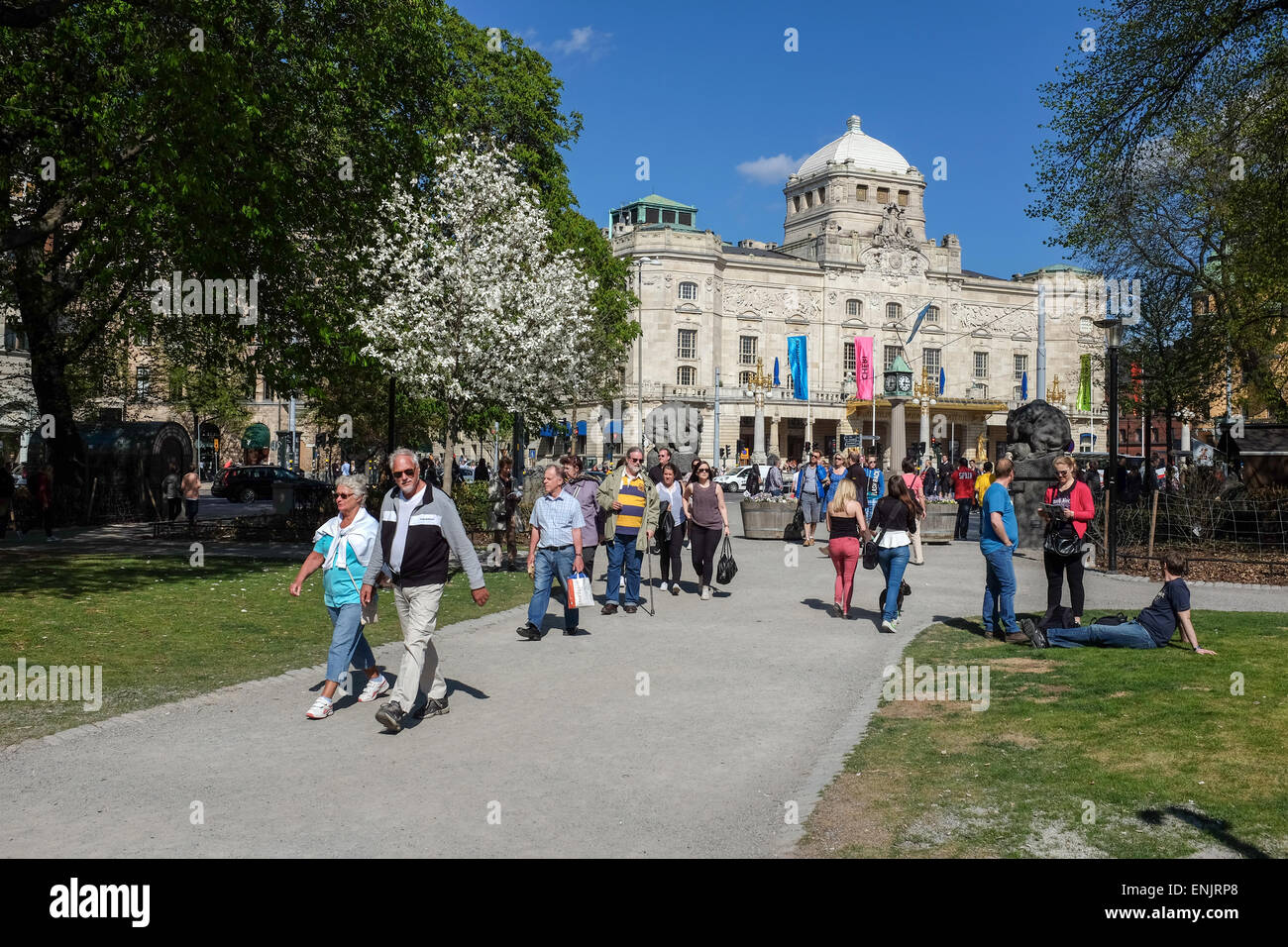 Il popolo svedese godono di un Sabato a piedi a Nyproplan al di fuori del Teatro Drammatico Reale di Stoccolma, Svezia Foto Stock