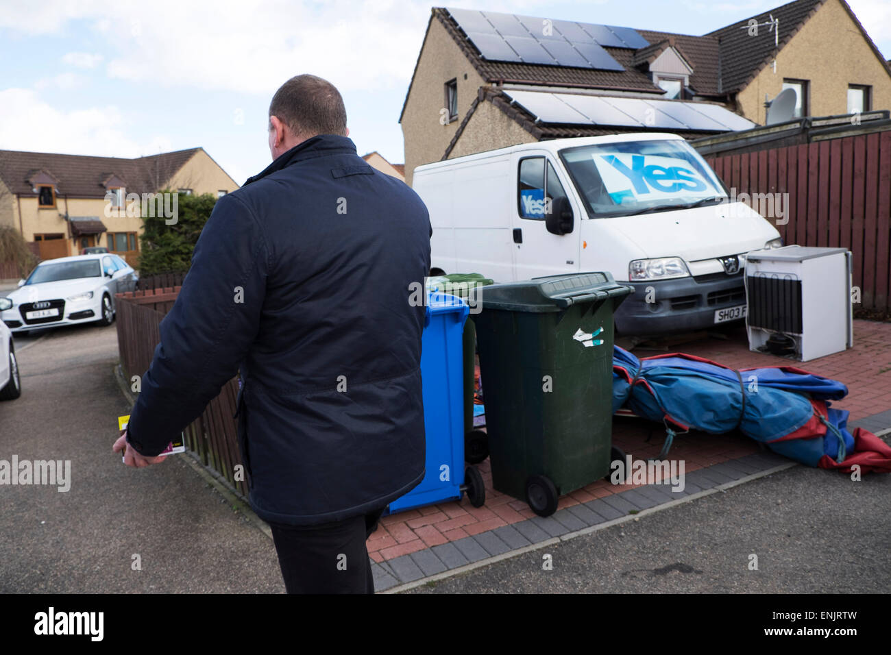 Drew hendry e procacciatori d'affari sul 2015 Campaign Trail in smithton, Inverness. Foto Stock