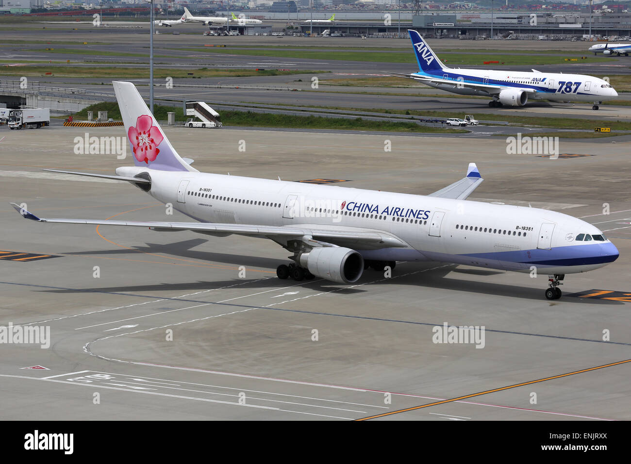 Tokyo Haneda, Giappone - 27 Maggio 2014: Una China Airlines Airbus A330-300 con la registrazione B-18351 all'Aeroporto Haneda di Tokyo (HND) Foto Stock