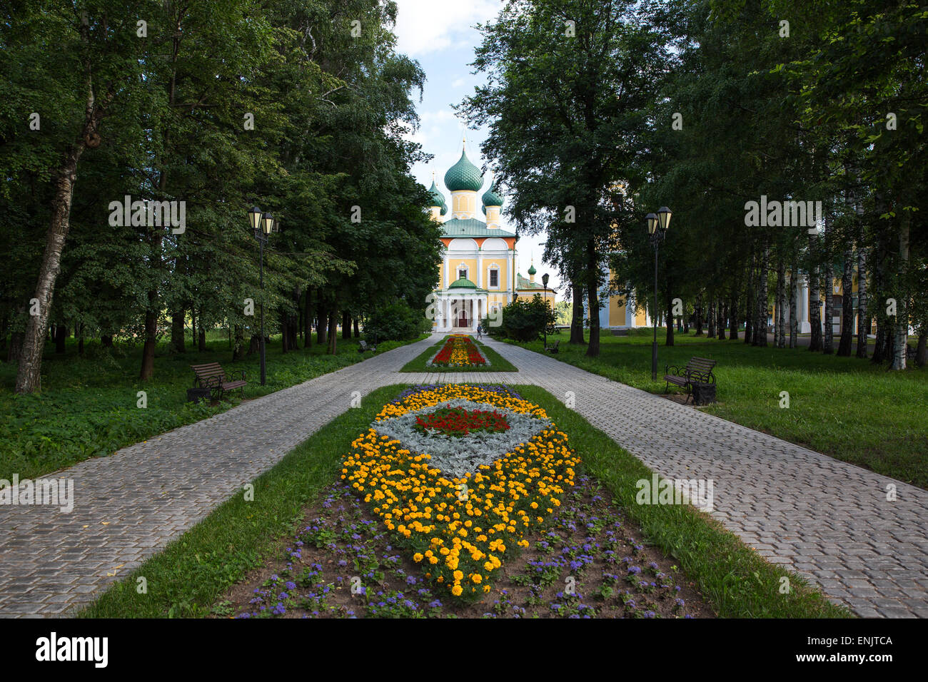 Russia, Uglitsch, il percorso con aiuole di fiori che conduce alla Cattedrale del Trasfiguration Foto Stock