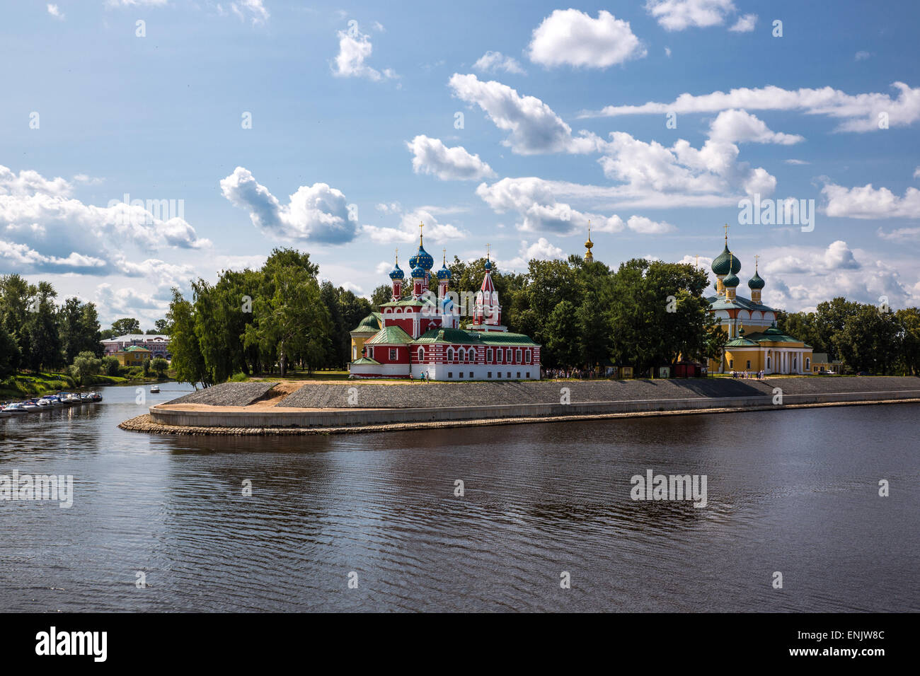 Russia, Uglitsch, paesaggio urbano con le bellissime chiese sul fiume Volga Foto Stock