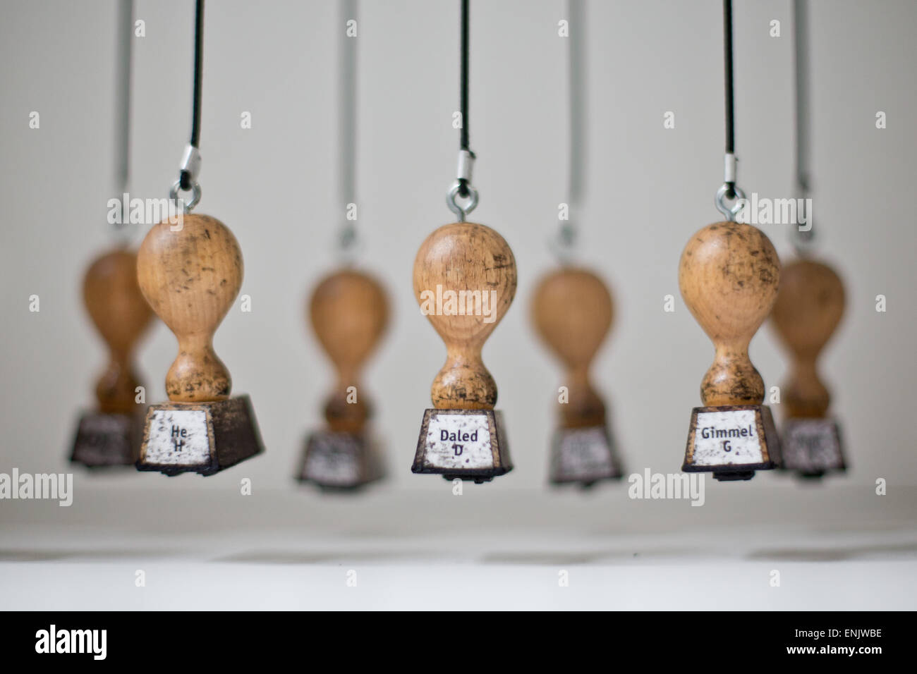 Norimberga, Germania. 06 Maggio, 2015. I francobolli con alfabeto ebraico può essere visto nel Museo Ebraico Franken in Nuremberg, Germania, 06 maggio 2015. Il museo ha avuto perdite all'inizio con un basso numero di visitatori. Ora sono i segni che punta a espansione: il museo Fuerth sta ricevendo un 900 metri quadrati e aggiunta di una nuova filiale. Foto: DANIEL KARMANN/dpa/Alamy Live News Foto Stock