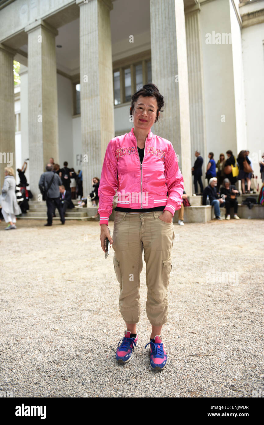 Venezia, Italia. 06 Maggio, 2015. Artista Hito Steyerl sorge nella parte anteriore del padiglione tedesco presso la Biennale di Venezia, Italia, 06 maggio 2015. La international art show 'La Biennale di Venezia 2015' scorre dal 09 maggio al 22 novembre 2015. Foto: FELIX HOERHAGER/dpa/Alamy Live News Foto Stock