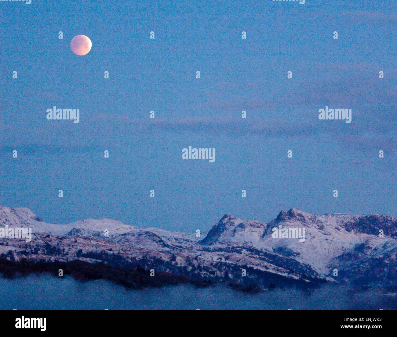 Eclissi lunare totale nel dicembre 2010 over the Langdale Pikes nel distretto del lago, Cumbria. Foto Stock