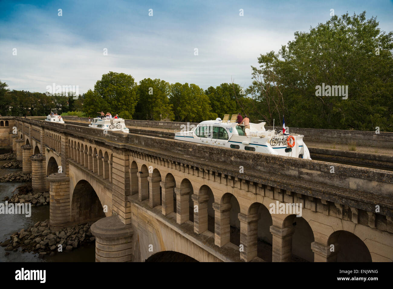 Case galleggianti sul Pont du Canal, il Canal du Midi di Beziers, Languedoc-Roussillon, Aude, Francia Foto Stock