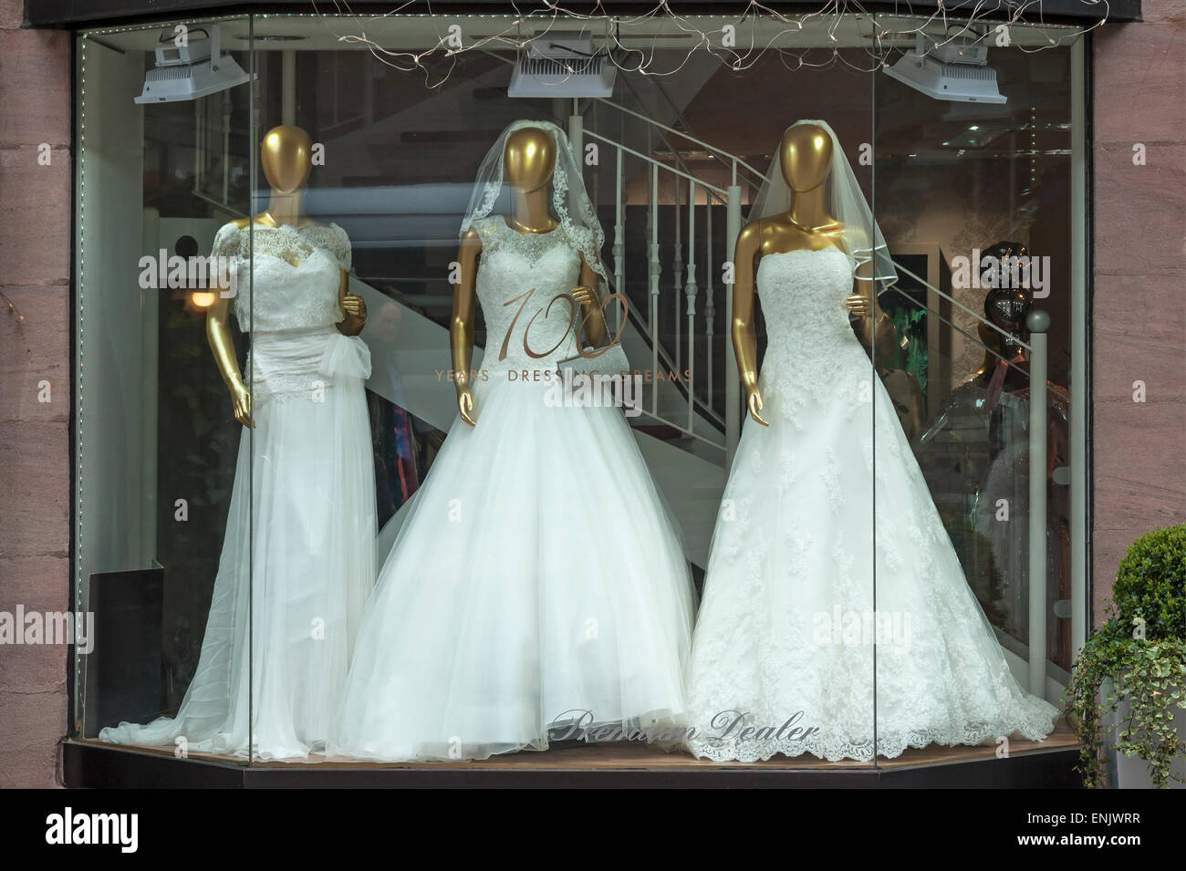 Abiti da sposa nella vetrina del negozio, Baviera, Germania Foto Stock
