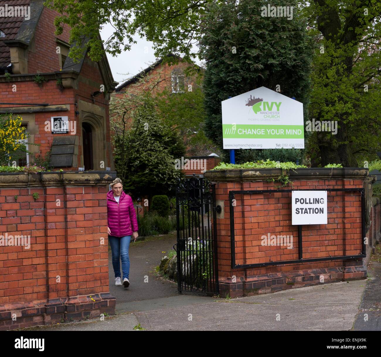 Manchester REGNO UNITO IL 7 MAGGIO 2015 Una giovane donna lascia la stazione di polling a Ivy Cottage chiesa sulla Barlow Moor Road, Didsbury. Il risultato dovrebbe essere molto stretta tra i LibDems chi ha vinto nel 2005 e 2010 e manodopera. I conservatori britannici sono considerati come non avente alcuna possibilità di vincere. In generale il voto elettorale in Manchester Withington Credito: Giovanni friggitrice/Alamy Live News Foto Stock