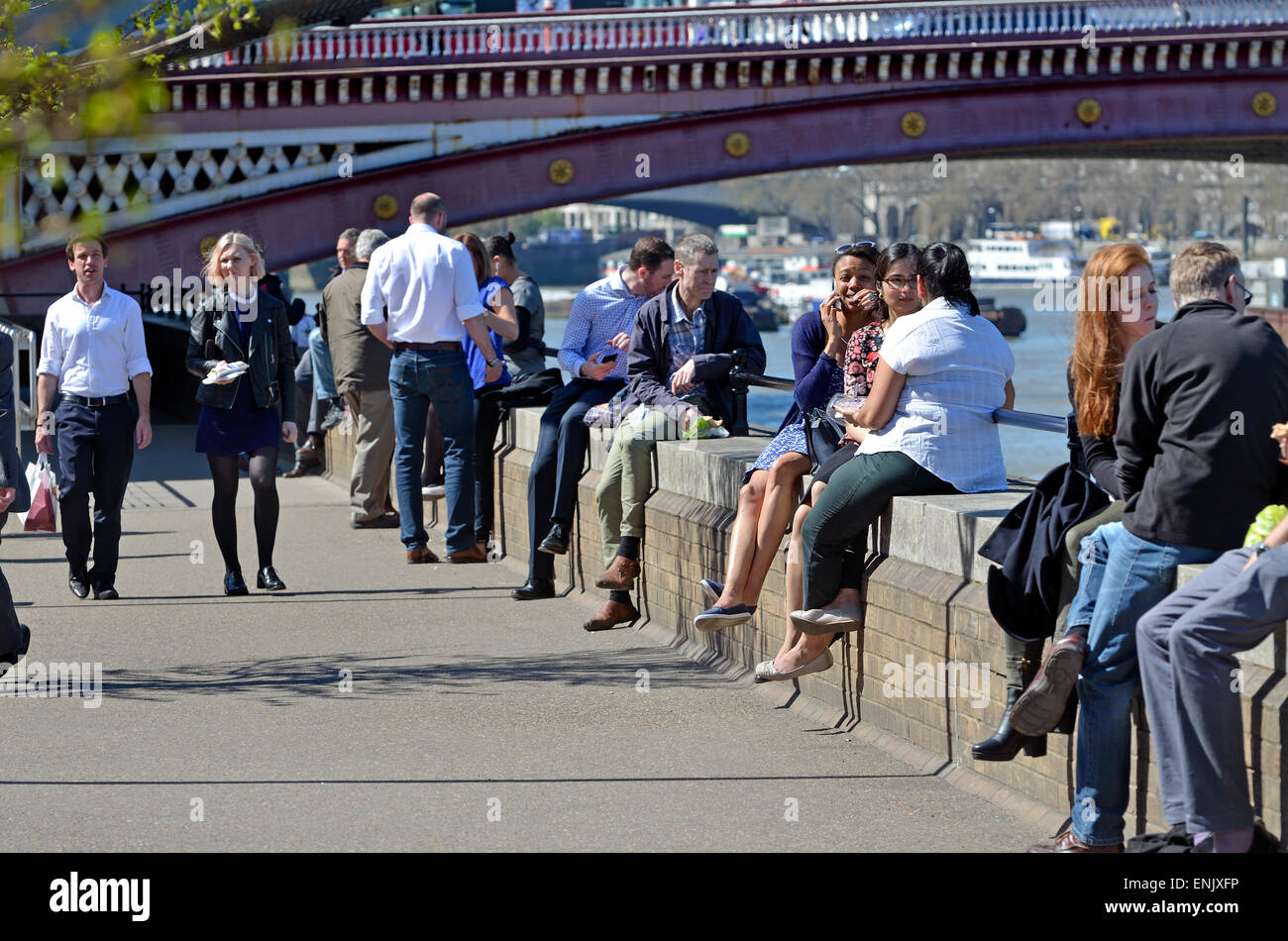 Londra, Inghilterra, Regno Unito. La gente seduta fuori a pranzo in una giornata di sole aprile da Southwark Bridge Foto Stock