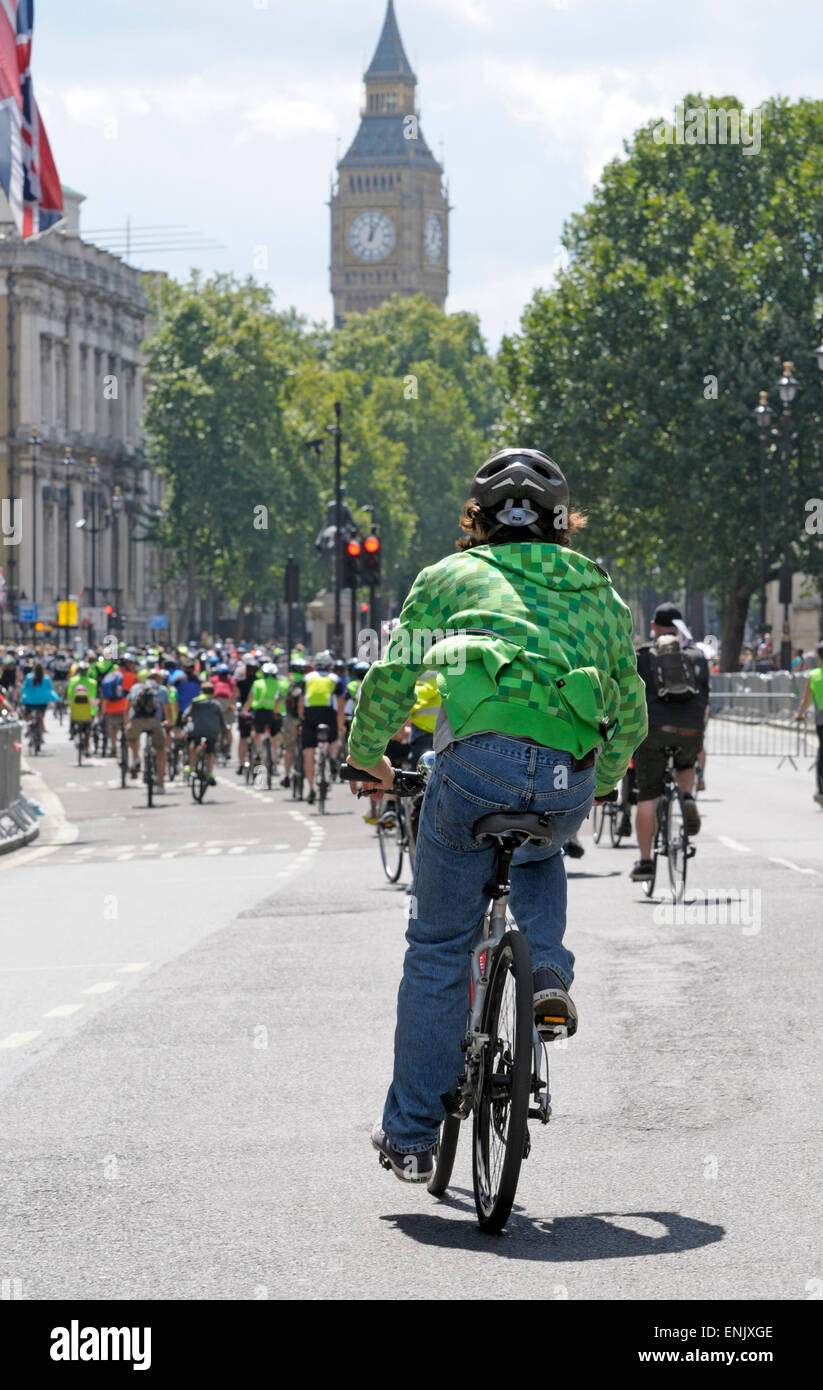 Prudential RideLondon FreeCycle evento attraverso il centro di Londra, Whitehall, verso il Big Ben Foto Stock