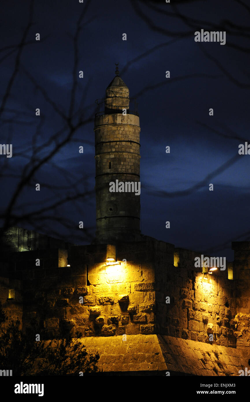 Israele. Gerusalemme. Mura della città vecchia e la torre di Davide (Cittadella). Vista notturna. Foto Stock