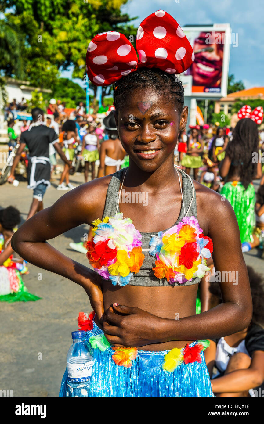 Ragazza in posa al Carnevale nella città di Sao Tome, Sao Tome e Principe, Oceano Atlantico, Africa Foto Stock