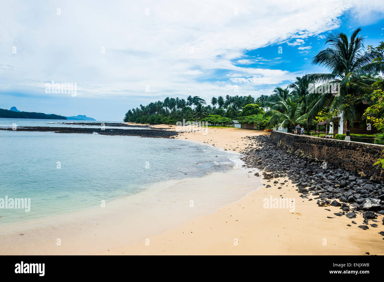 Spiaggia di sabbia di un hotel quattro stelle a Ilheu das Rolas, Sao Tome e Principe, Oceano Atlantico, Africa Foto Stock