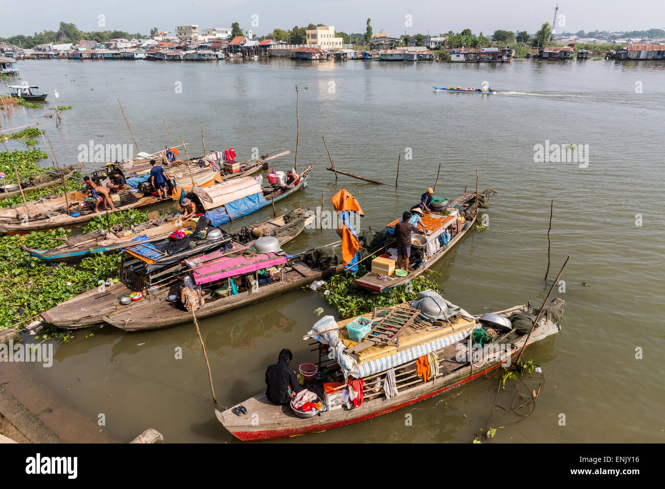 Le famiglie e le loro imbarcazioni da fiume al mercato locale in Chau Doc, Fiume Mekong Delta, Vietnam, Indocina, Asia sud-orientale, Asia Foto Stock