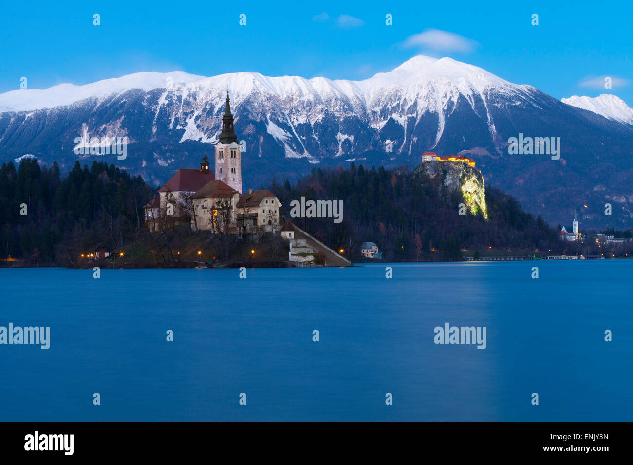 L Assunzione di Maria la Chiesa del pellegrinaggio sul lago di Bled e del Castello di Bled al crepuscolo, Bled, Slovenia, Europa Foto Stock