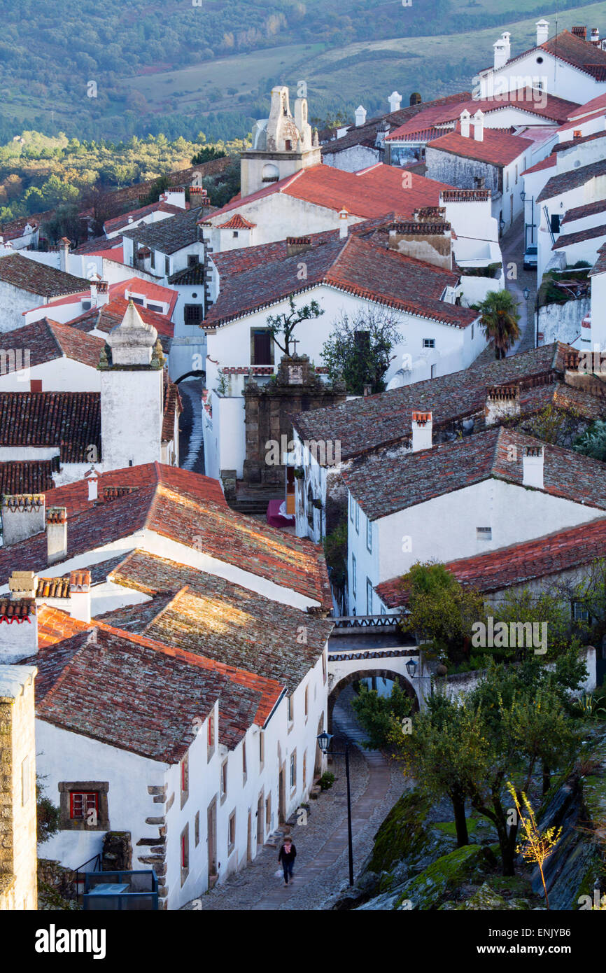 La cittadina medievale che mostra la Rua do Espirito Santo (Espírito Santo Street), Marvao, Alentejo, Portogallo, Europa Foto Stock