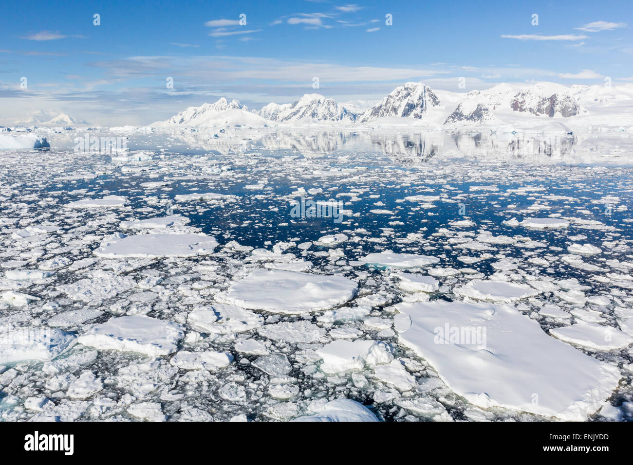 Le montagne ricoperte di neve linea l'ice floes in stretto Penola, Antartide, regioni polari Foto Stock