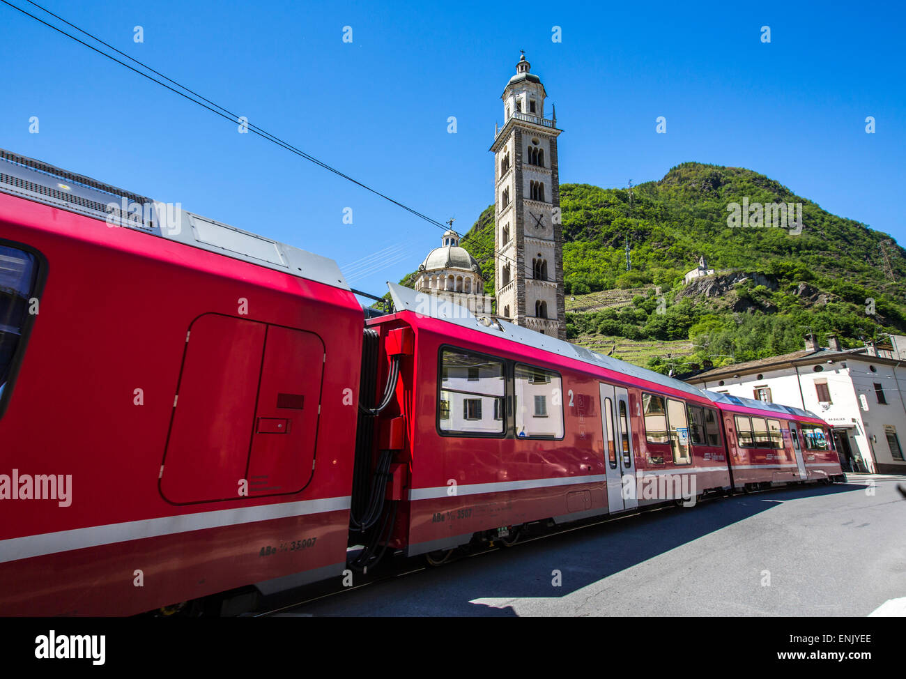Il Bernina Express treno passa vicino al Santuario della Madonna di Tirano, non lontano dal confine con la Svizzera, Lombardia, Italia Foto Stock