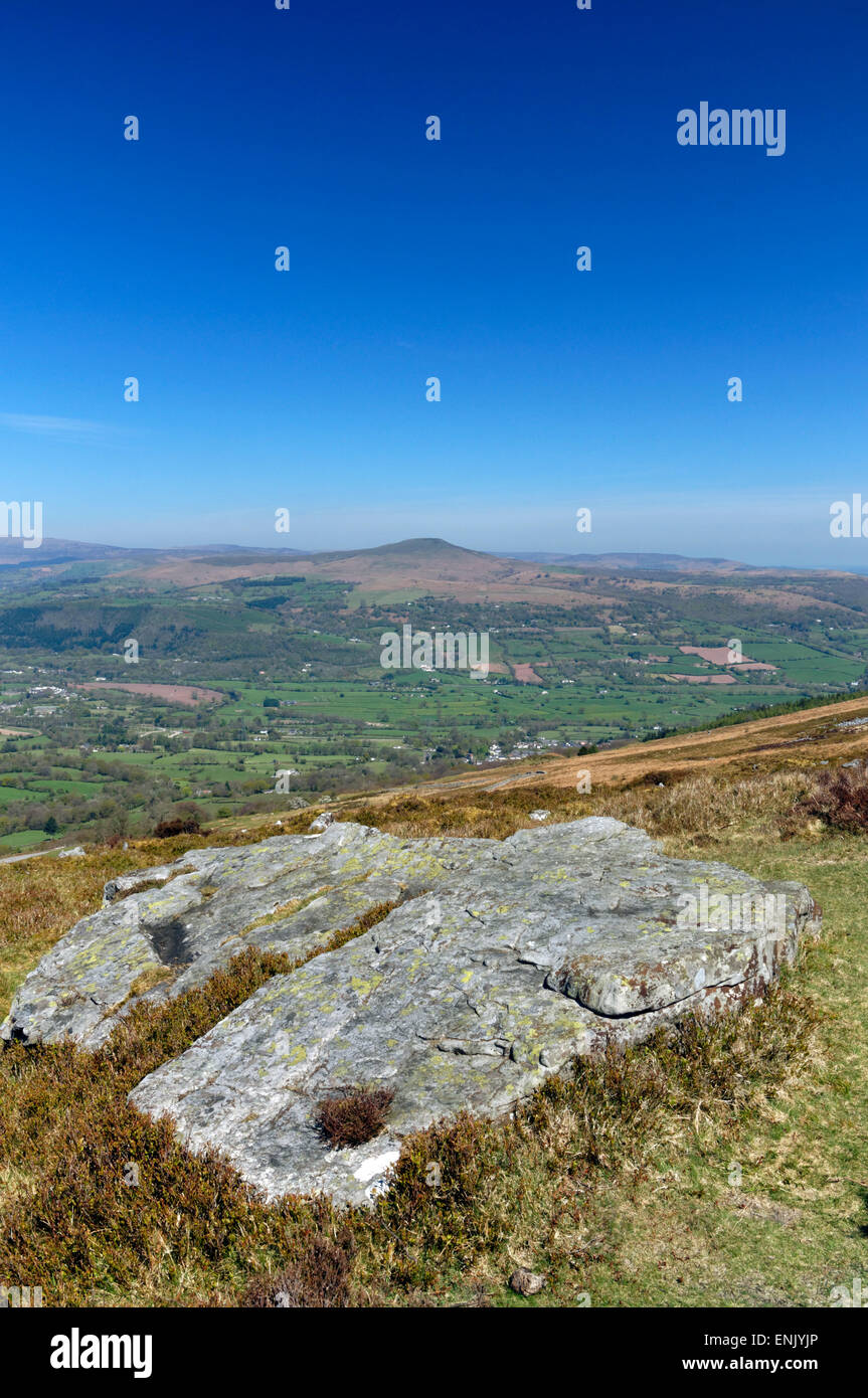 Vista guardando attraverso la valle di Usk a Sugarloaf Mountain, nei pressi di Abergavenny, Parco Nazionale di Brecon Beacons, Wales, Regno Unito. Foto Stock