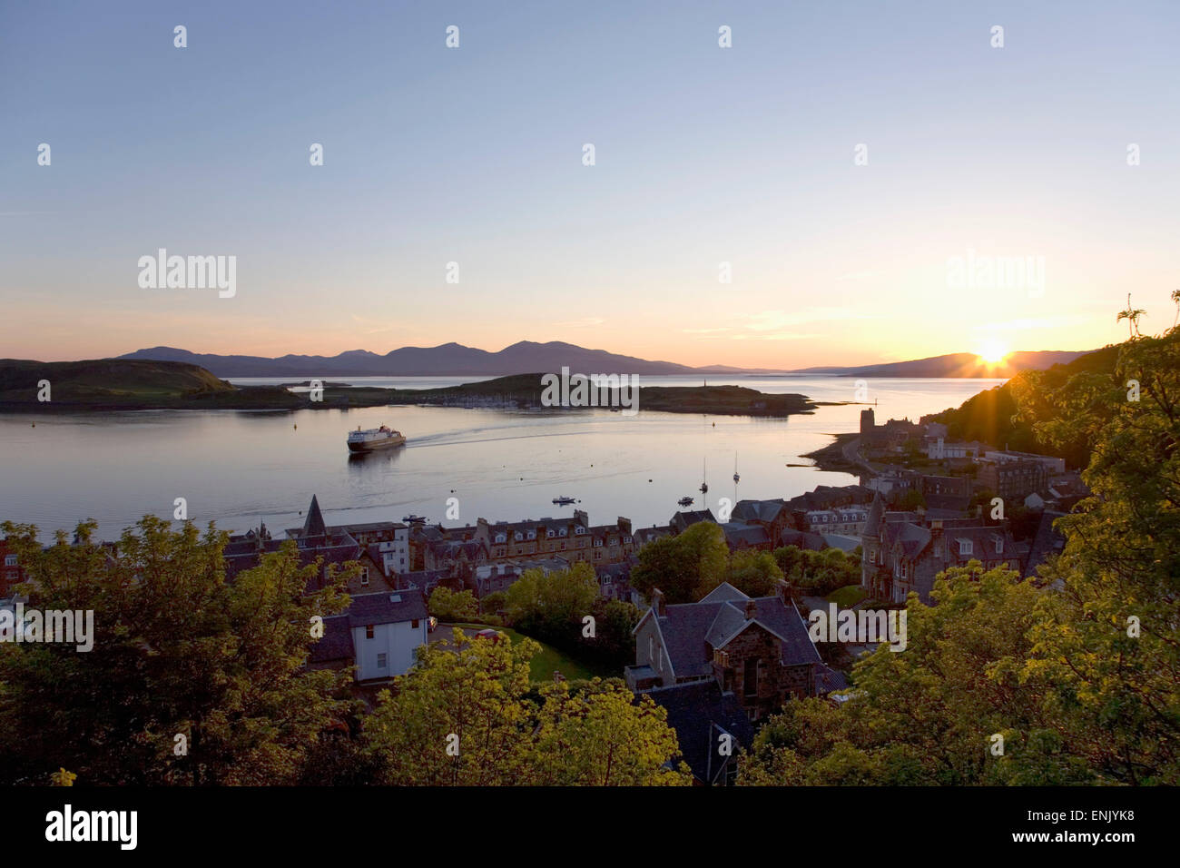 Vista sulla Baia di Oban da McCaig's Tower, tramonto, traghetto in arrivo al porto, Oban, Argyll and Bute, Scotland, Regno Unito, Europa Foto Stock