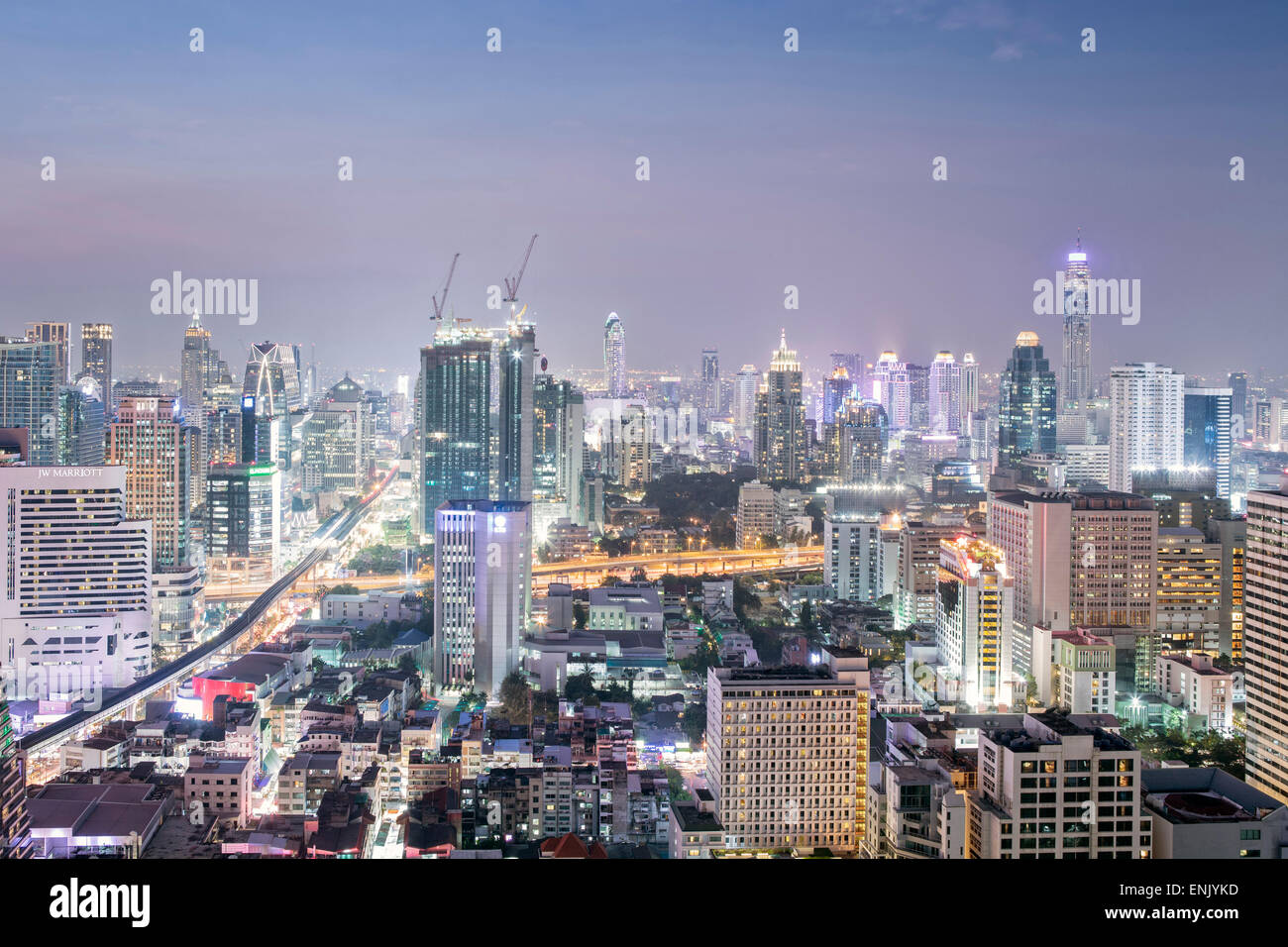 Lo skyline della citta', Sukhumvit Road e Phloen Chit, con il Baiyoke Tower II a destra del telaio, Bangkok, Thailandia Foto Stock