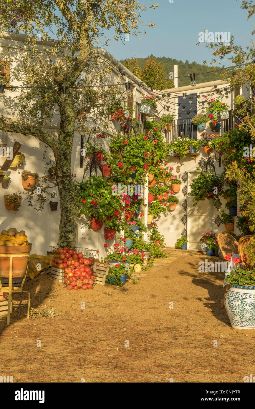 Malvern, Worcestershire, Regno Unito il 7 maggio 2015. Un momento andaluso ha votato il miglior spettacolo giardino alla RHS Malvern Festa della Primavera. Il giardino progettato e costruito da Villaggio Verde porta i colori e la sensazione del Mediterraneo con una piccola cittadina spagnola completa con le sue piccole stradine e creative di piantare. Credito: Ian Thwaites/Alamy Live News Foto Stock