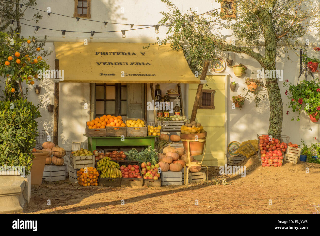 Malvern, Worcestershire, Regno Unito il 7 maggio 2015. Un momento andaluso ha votato il miglior spettacolo giardino alla RHS Malvern Festa della Primavera. Il giardino progettato e costruito da Villaggio Verde porta i colori e la sensazione del Mediterraneo con una piccola cittadina spagnola completa con le sue piccole stradine e creative di piantare. Credito: Ian Thwaites/Alamy Live News Foto Stock
