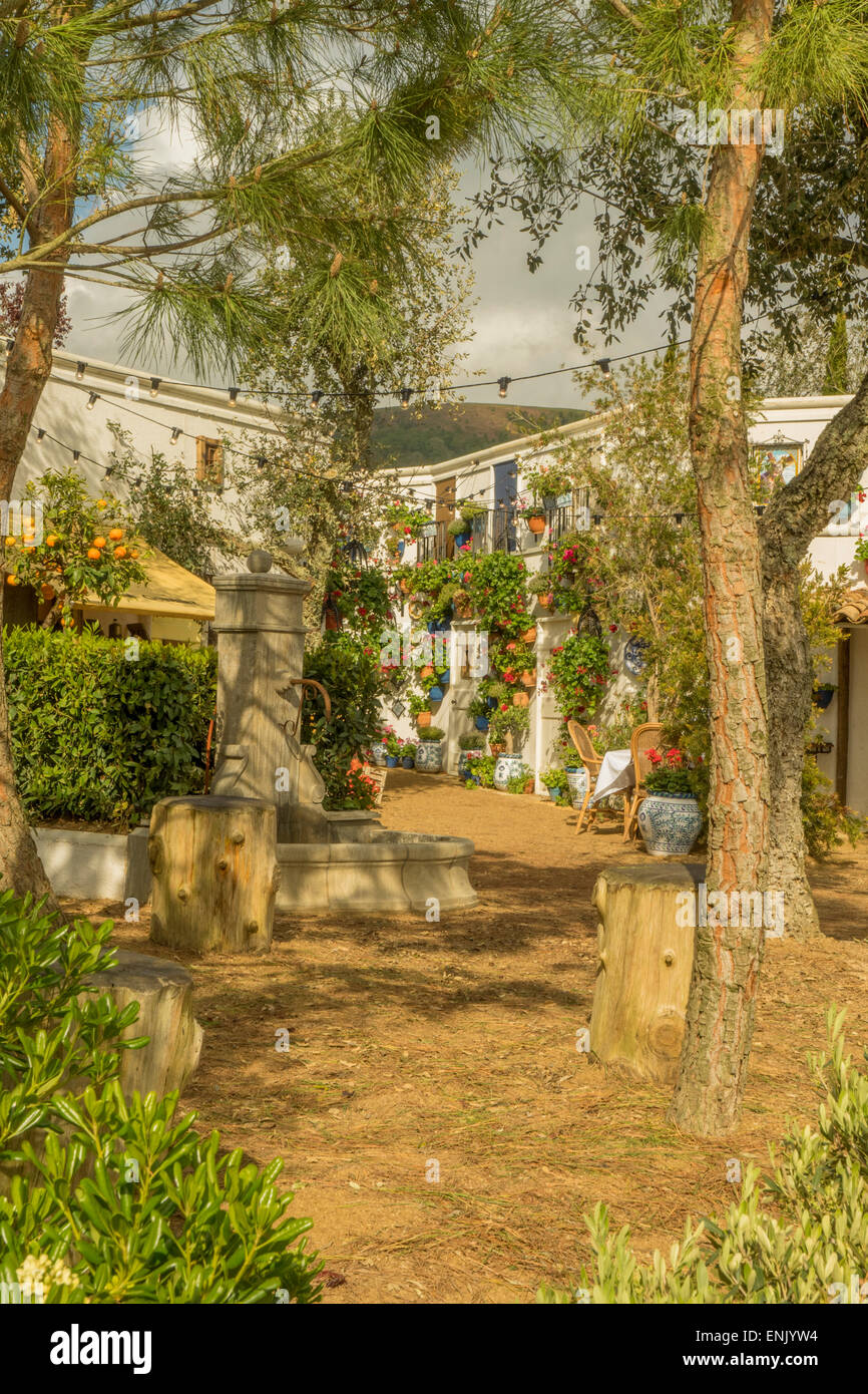 Malvern, Worcestershire, Regno Unito il 7 maggio 2015. Un momento andaluso ha votato il miglior spettacolo giardino alla RHS Malvern Festa della Primavera. Il giardino progettato e costruito da Villaggio Verde porta i colori e la sensazione del Mediterraneo con una piccola cittadina spagnola completa con le sue piccole stradine e creative di piantare. Credito: Ian Thwaites/Alamy Live News Foto Stock