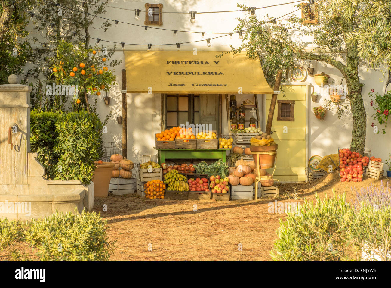 Malvern, Worcestershire, Regno Unito il 7 maggio 2015. Un momento andaluso ha votato il miglior spettacolo giardino alla RHS Malvern Festa della Primavera. Il giardino progettato e costruito da Villaggio Verde porta i colori e la sensazione del Mediterraneo con una piccola cittadina spagnola completa con le sue piccole stradine e creative di piantare. Credito: Ian Thwaites/Alamy Live News Foto Stock