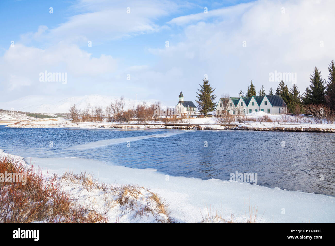 Thingvallabaer e chiesa dal fiume Oxara, Thingvellir National Park, sito Patrimonio Mondiale dell'UNESCO, Islanda, regioni polari Foto Stock