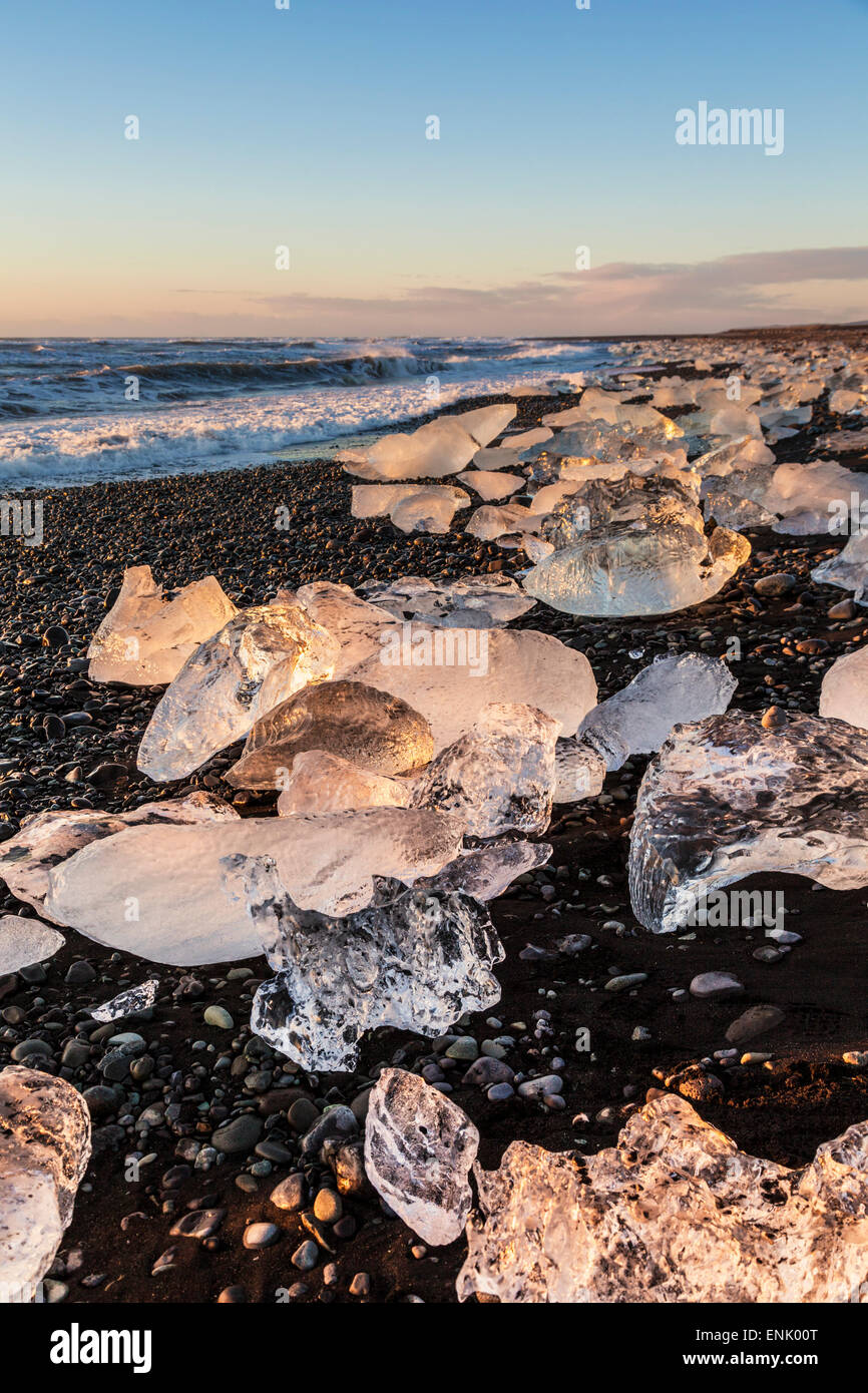 Rotto il ghiaccio da lavato upiIcebergs su Jokulsarlon spiaggia nera di sunrise, Jokulsarlon, sud est Islanda Islanda Foto Stock