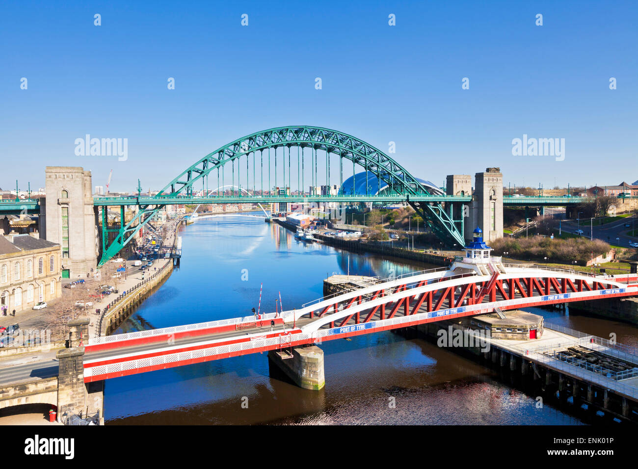 Newcastle upon Tyne città con Tyne Bridge e Swing ponte sul fiume Tyne, Gateshead, Tyne and Wear, England, Regno Unito Foto Stock
