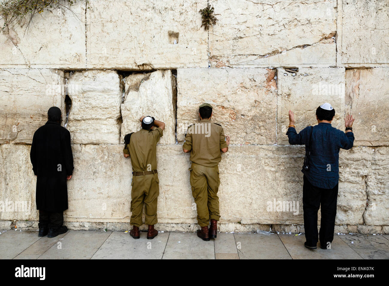 Il popolo ebraico in preghiera presso il Muro Occidentale (il Muro del Pianto), il Sito Patrimonio Mondiale dell'UNESCO, Gerusalemme, Israele, Medio Oriente Foto Stock