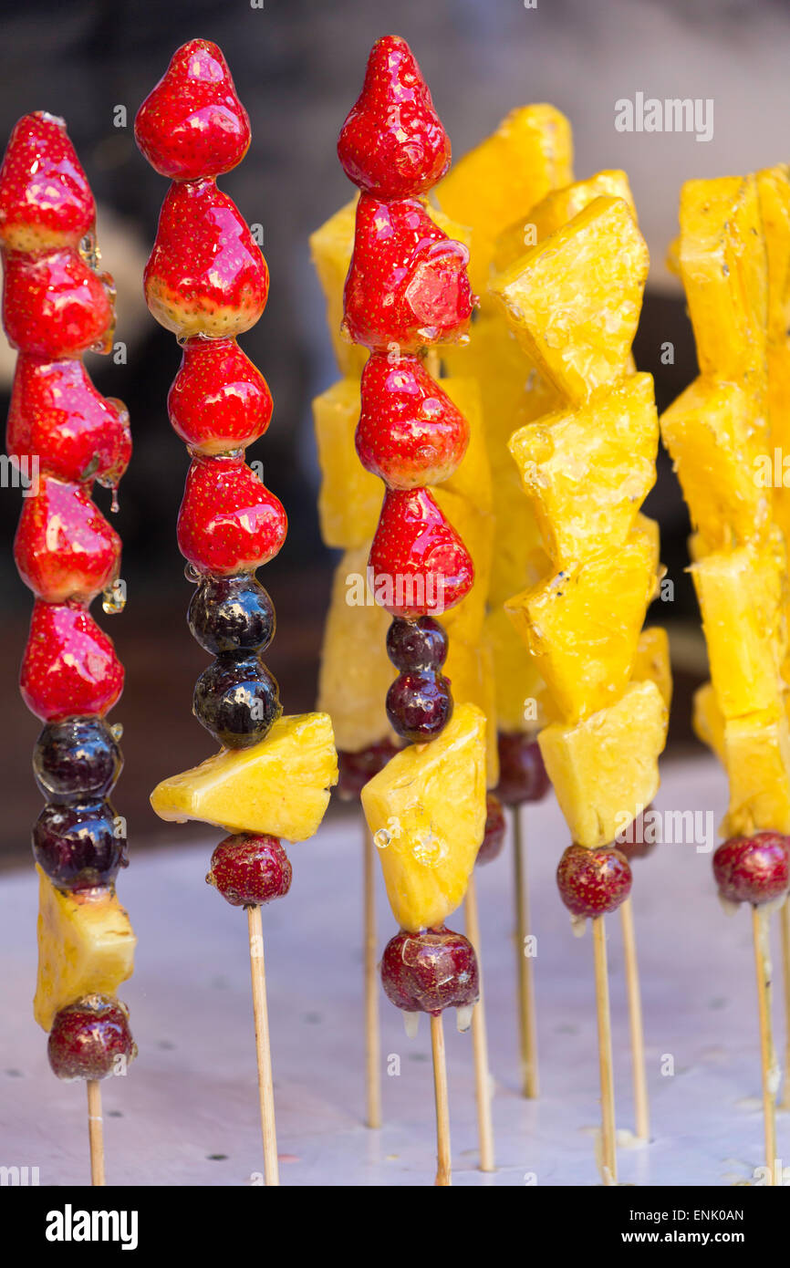 Frutta congelata per la vendita in inverno, central shopping street, Harbin, Provincia di Heilongjiang, Cina e Asia Foto Stock