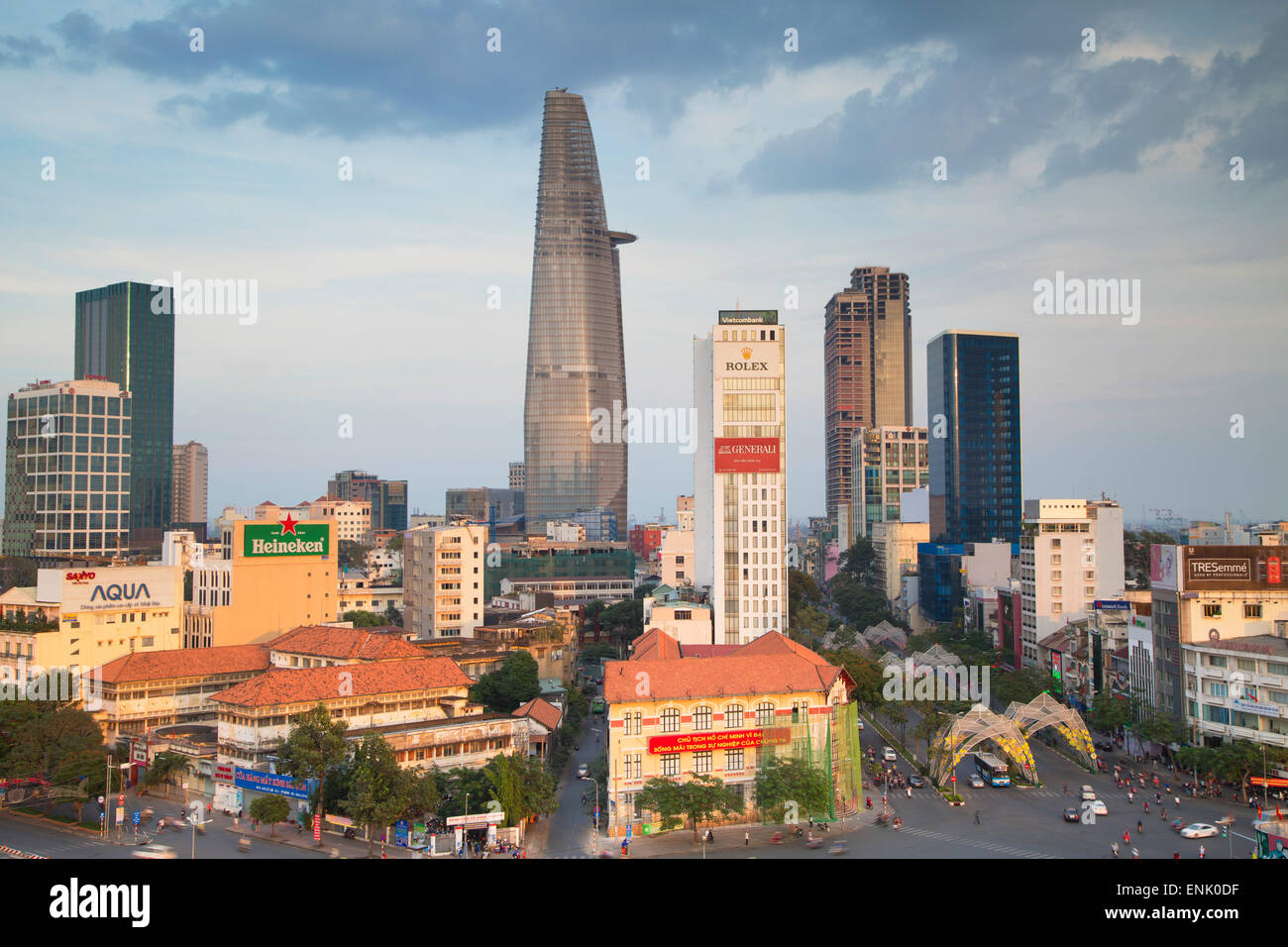 Vista di Bitexco torre finanziaria e dello skyline della città, la città di Ho Chi Minh, Vietnam, Indocina, Asia sud-orientale, Asia Foto Stock