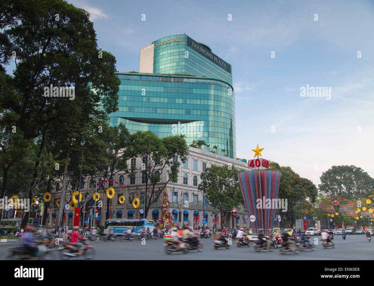 Il traffico che passa Diamond Plaza, Ho Chi Minh City, Vietnam, Indocina, Asia sud-orientale, Asia Foto Stock