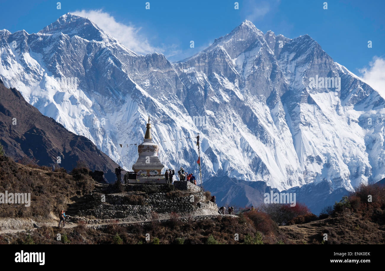 Tenzing Norgye Memorial Stupa con Everest in background sulla destra e Lhotse sulla sinistra, Himalaya, Nepal, Asia Foto Stock