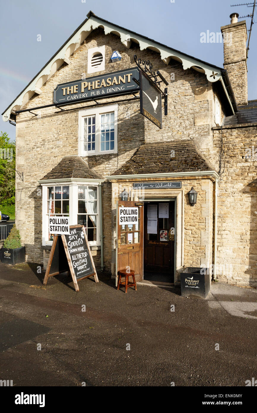 Chippenham, Wiltshire, Regno Unito. Il 7 maggio, 2015. Stazione di polling segni sono rappresentati al di fuori di un pub che viene utilizzato come un 2015 elezione generale stazione di polling. Credito: lynchpics/Alamy Live News Foto Stock