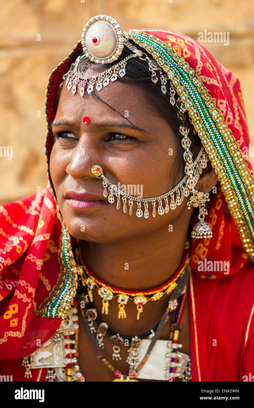 Unidentified donna indiana vestito il suo foulard tradizionale con bellissimi ornamenti e piercing in Jaisalmer,l'india. Foto Stock