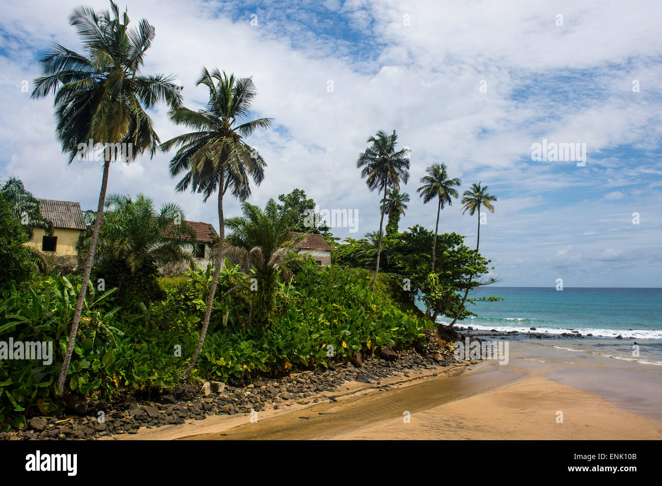 Gli edifici coloniali in Caue, east coast di Sao Tome, Sao Tome e Principe, Oceano Atlantico, Africa Foto Stock