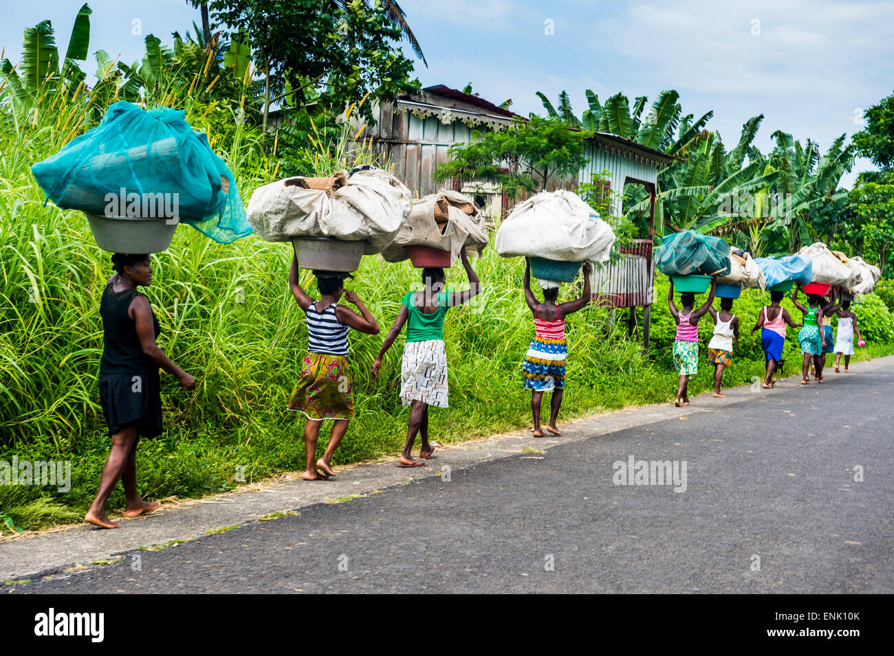 Le donne che trasportano cesti gigante sulle loro teste, northern Sao Tome, Sao Tome e Principe, Oceano Atlantico, Africa Foto Stock