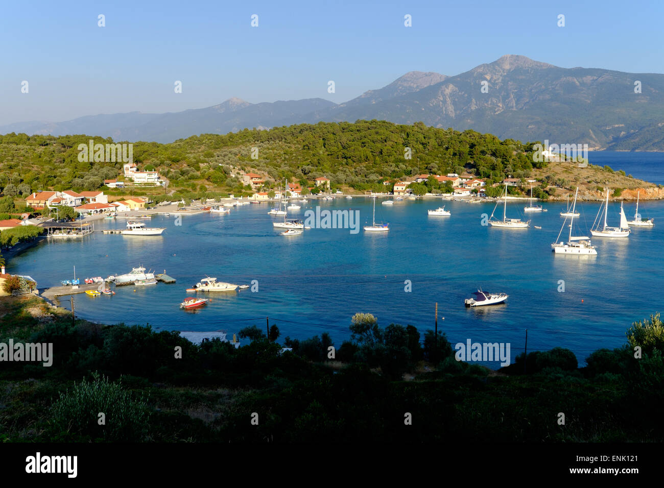 Il piccolo porto e spiaggia di Posidonio, Samos, a nord delle Isole del Mar Egeo, le isole greche, Grecia, Europa Foto Stock