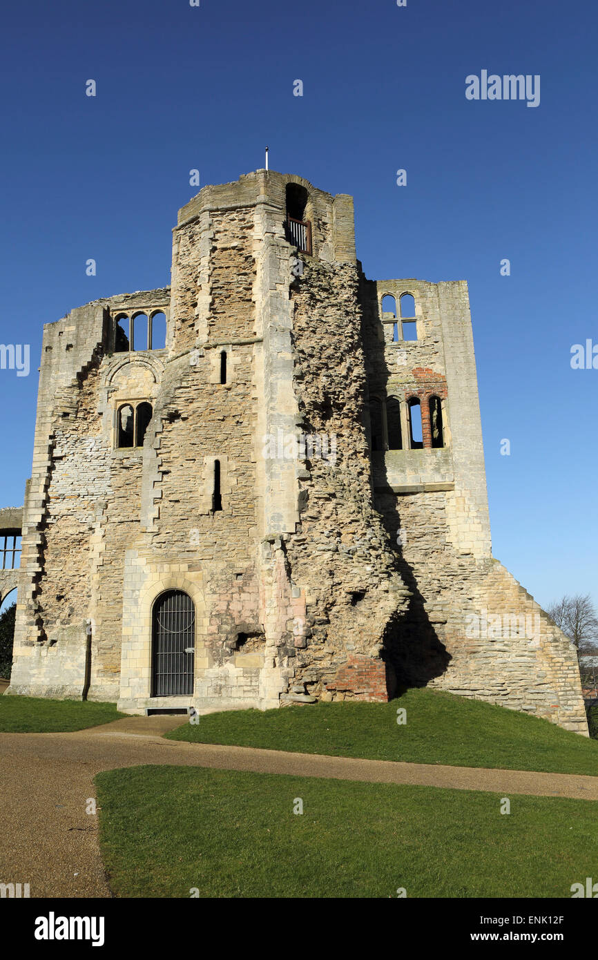 Il gateway normanno e la scala di torre presso le rovine del castello di Newark in Newark-su-Trent, Nottinghamshire, England, Regno Unito Foto Stock