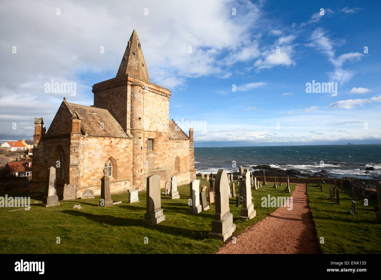 L'Auld Kirk e Kirkyard sulla costa di Fife presso San Monans, Fife, Scozia, Regno Unito, Europa Foto Stock