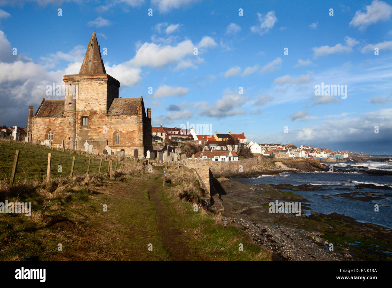 L'Auld Kirk dalla Fife Coast Path a San Monans, Fife, Scozia, Regno Unito, Europa Foto Stock