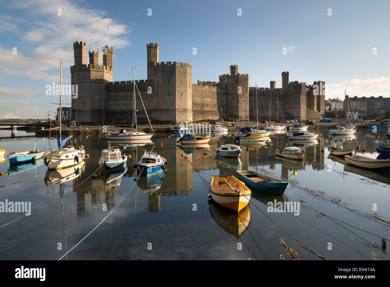 Caernarfon Castle,UNESCO World Heritage Site, sul fiume Seiont, Caernarfon, Snowdonia, Gwynedd, Wales, Regno Unito, Europa Foto Stock