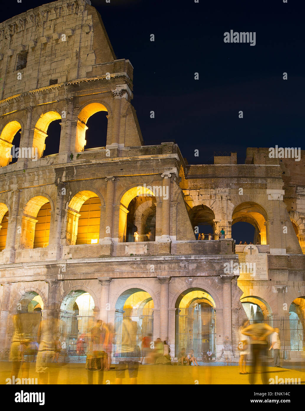 I turisti nei pressi del Colosseo di notte. Roma, Italia. Lunga esposizione. Foto Stock