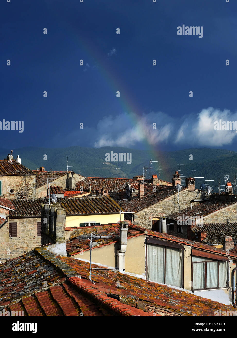 Doppio arcobaleno nel cielo dopo la pioggia. Cortona, Toscana, Italia Foto Stock