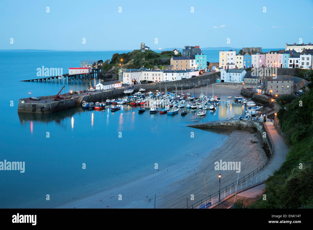 Vista sul porto e castello, Tenby, Carmarthen Bay, Pembrokeshire, Wales, Regno Unito, Europa Foto Stock